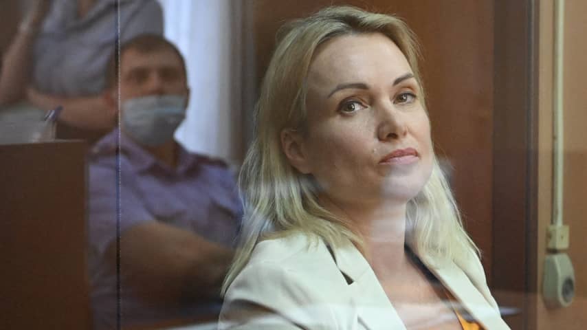 Russische journalist die op tv protesteerde krijgt bij verstek celstraf van ruim 8 jaar