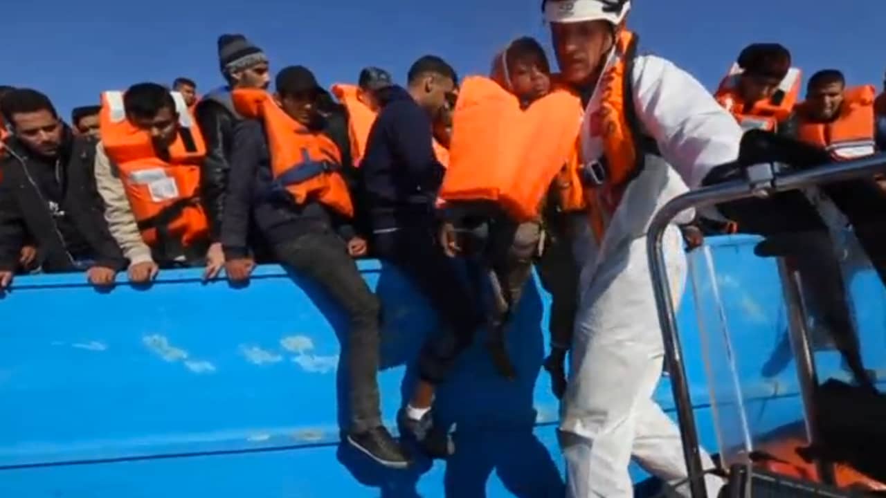 Beeld uit video: Zo'n 8500 bootvluchtelingen gered voor kust Italië