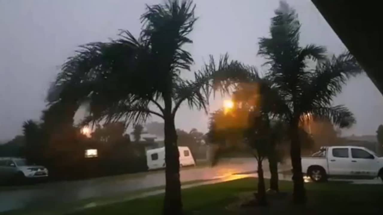 Beeld uit video: Nieuw-Zeeland verwacht cycloon Cook: water stroomt door straten