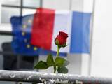 De Franse president riep op tot eenheid. "Frankrijk is sterk, zelfs als ze zo hard wordt getroffen." 