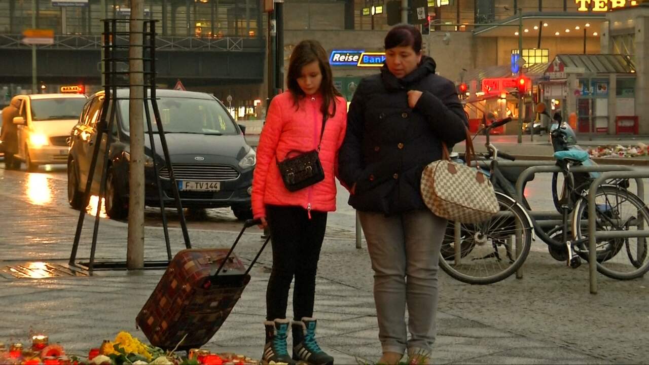 Beeld uit video:  Bloemen en kaarsen domineren kerstmarkt Berlijn na aanslag