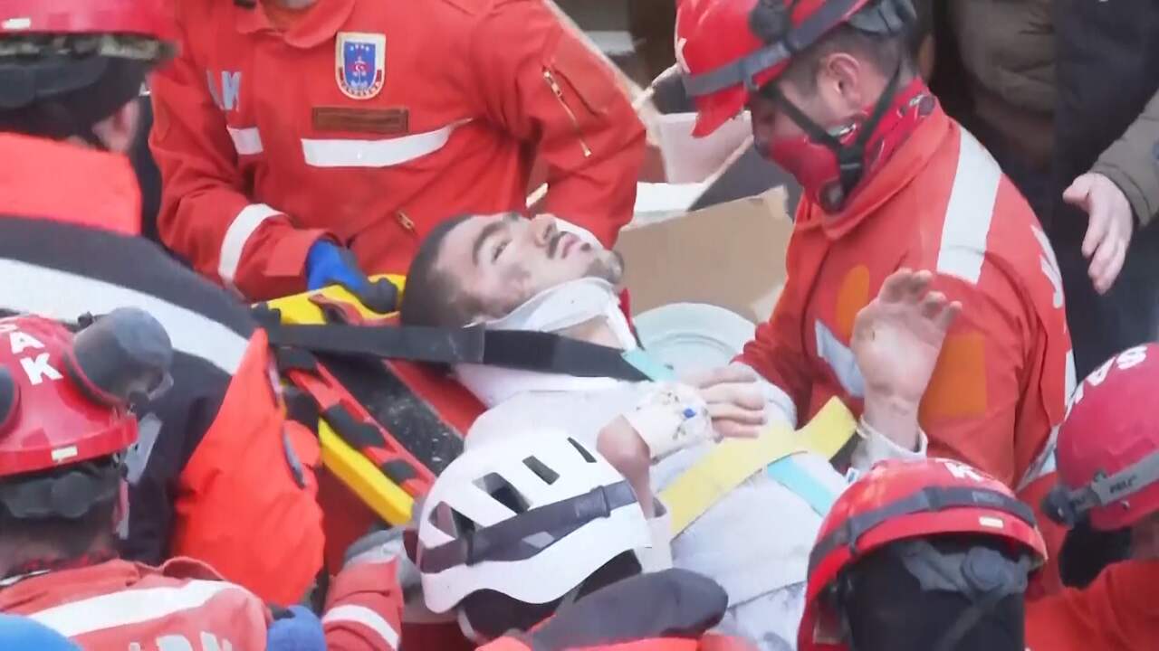Beeld uit video: Deze mensen werden na ruim zes dagen gered in Turkije