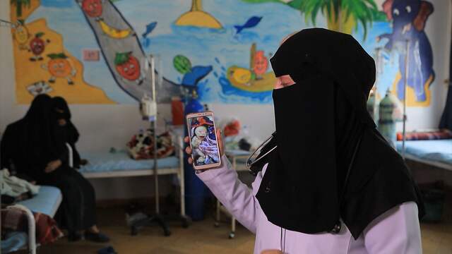 Dokter Hanaa Ali toont de foto van een misvormde baby in Joumhory-ziekenhuis.