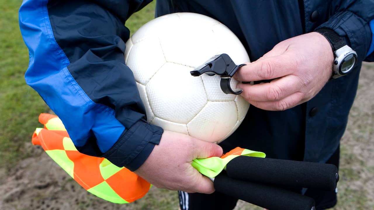 HOORNAAR - Een scheidsrechter bij het meisjesvoetbal. Het vrouwen- en meisjesvoetbal groeit in ons land erg hard. Veel top meisjesteams van vv SteDoCo in Hoornaar spelen tegen jongens. ANP PHOTO XTRA KOEN SUYK
fotograaf Koen Suyk