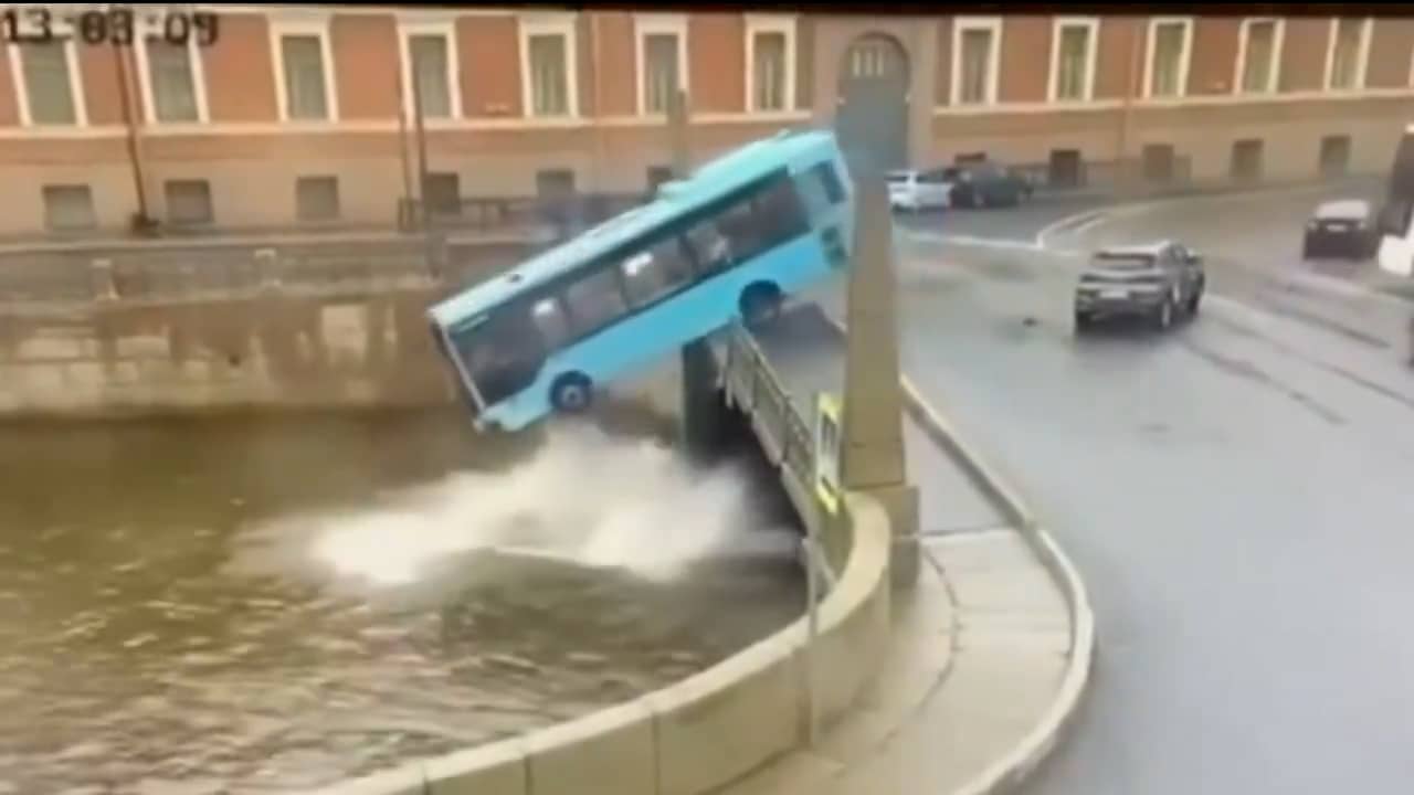 Beeld uit video: Bus crasht op brug en valt in rivier Sint-Petersburg