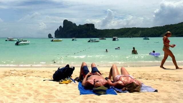 Toeristen op het strand in Koh Phi Phi