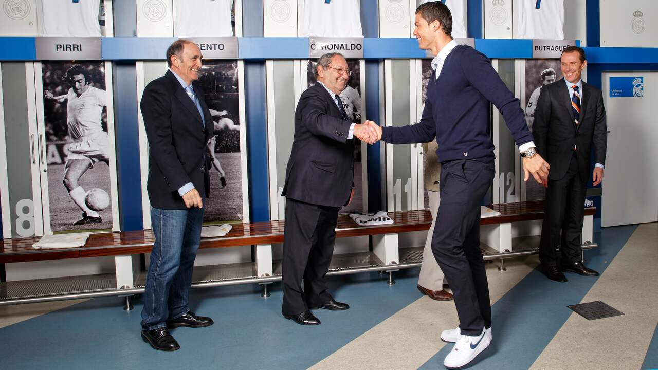 Paco Gento schudt Cristiano Ronaldo de hand in 2013.