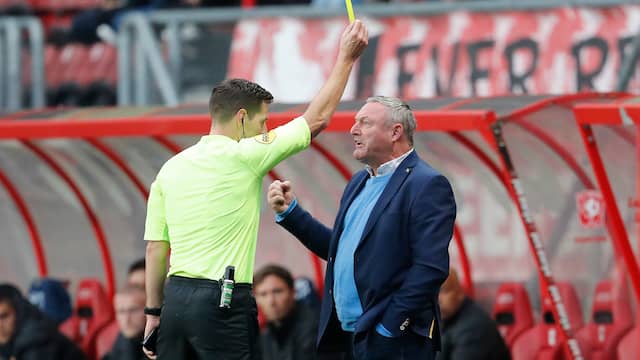 FC Twente-trainer Ron Jans kreeg geel van arbiter Jochem Kamphuis.