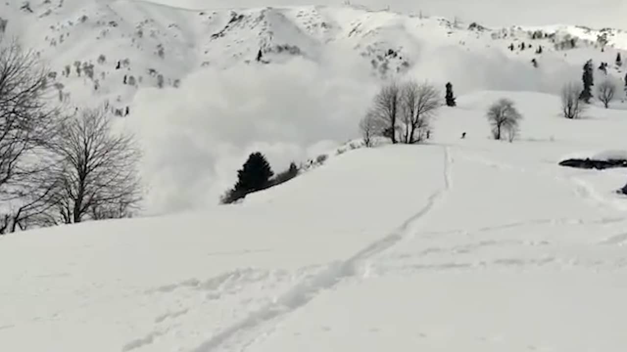 Beeld uit video: Wintersporter filmt lawine die van berg af raast in Himalaya