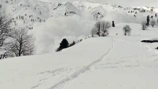Wintersporter filmt van berg af razende lawine in Himalaya