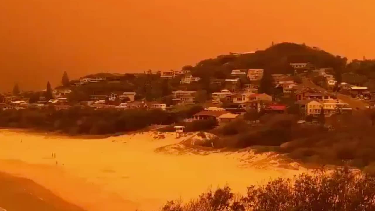 Beeld uit video: Lucht kleurt oranje door zware bosbranden in Australië