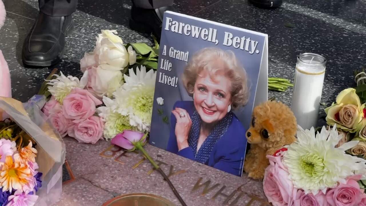 Beeld uit video: Fans Betty White verzamelen zich rond haar ster op Walk of Fame