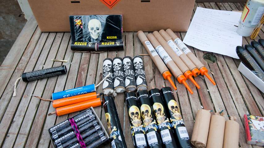 Moeder geeft zoon aan om illegaal vuurwerk