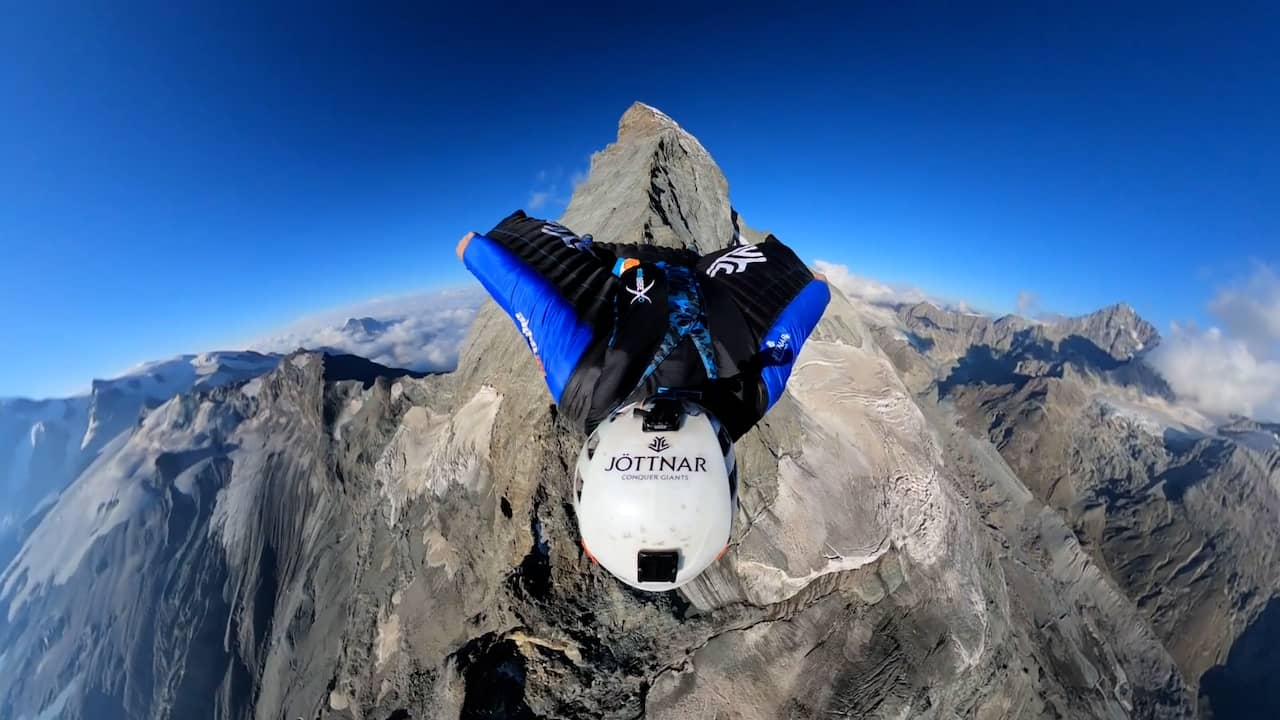 Beeld uit video: Wingsuitvlieger filmt vlucht vanaf hoge Alpentop in 360 graden