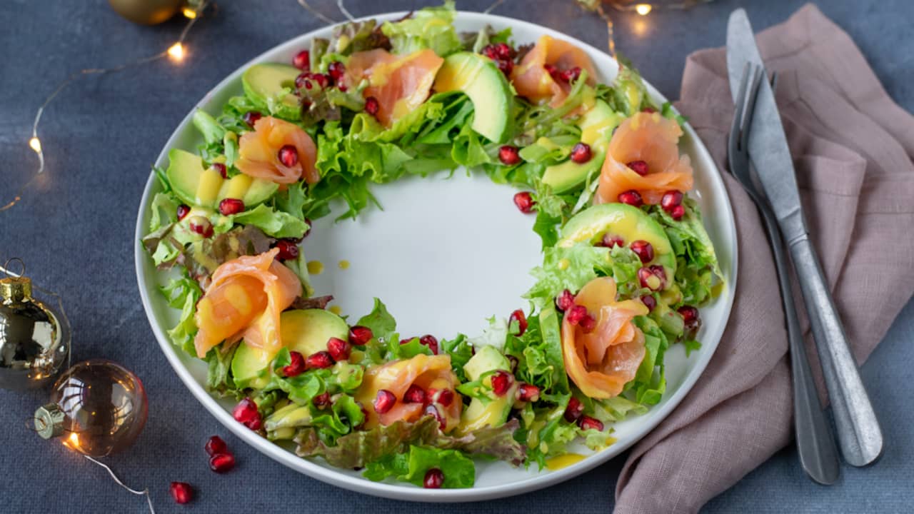 Christmas Appetizer: Christmas wreath salad with smoked salmon and ...