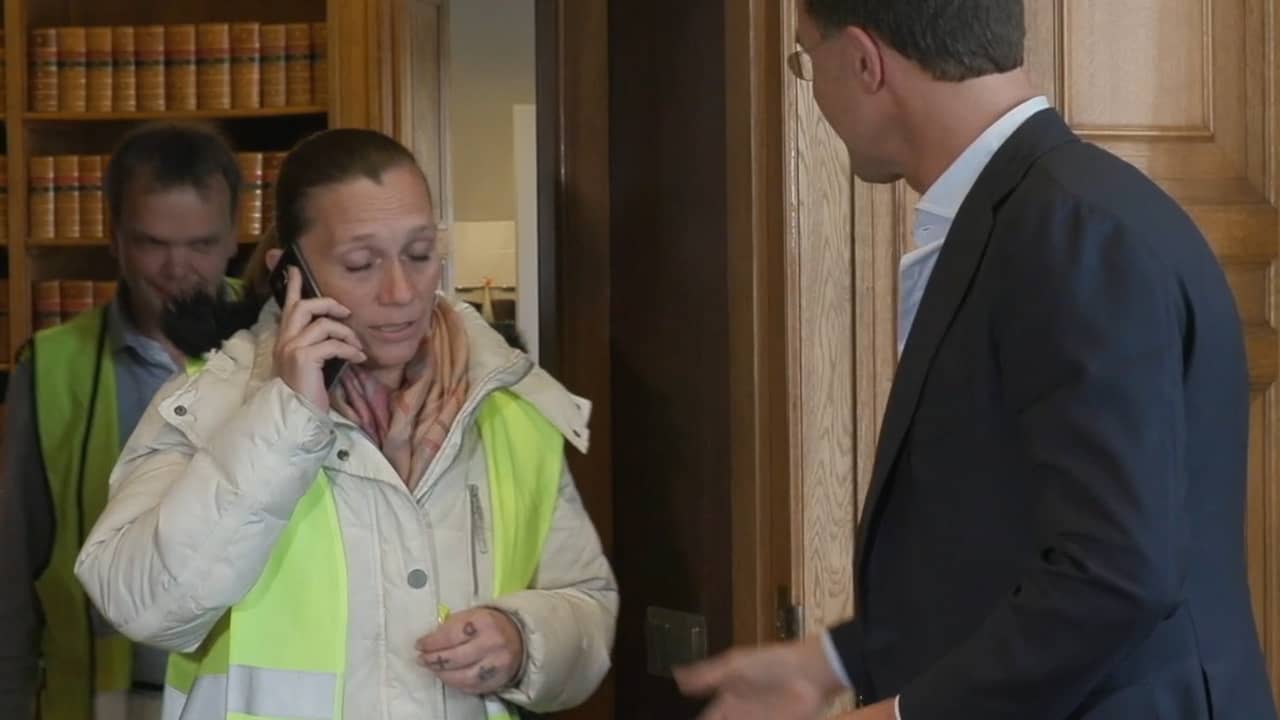 Beeld uit video: 'Gele Hesjes' weigeren hand Rutte tijdens bezoek aan Torentje