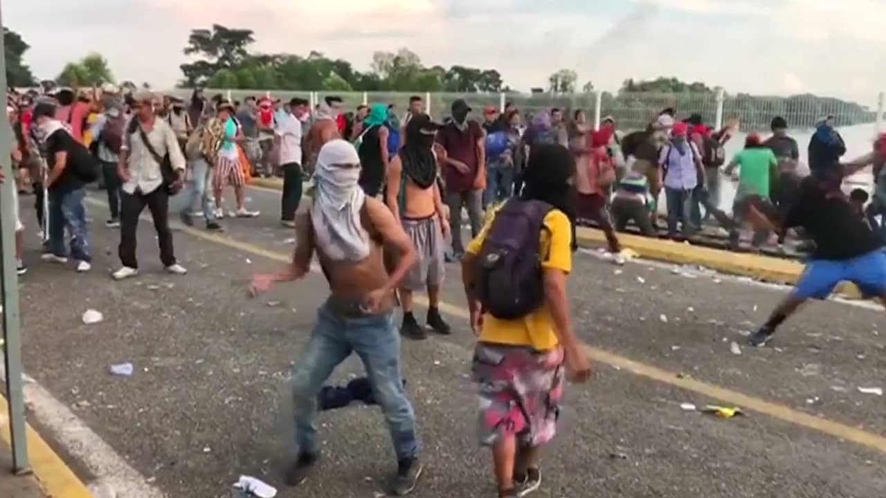 Beeld uit video: Migranten op weg naar VS botsen met politie bij grens Mexico
