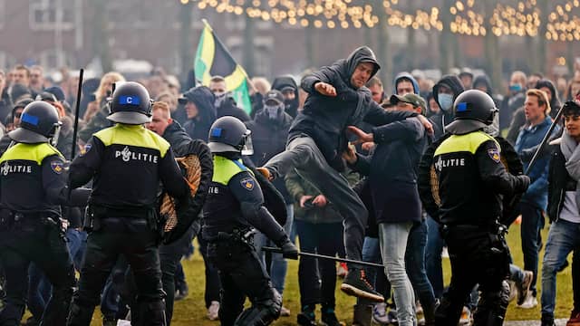 Voor sommige betogers werken de politieschilden als een rode lap op een stier. Agenten arresteren in totaal 115 actievoerders.