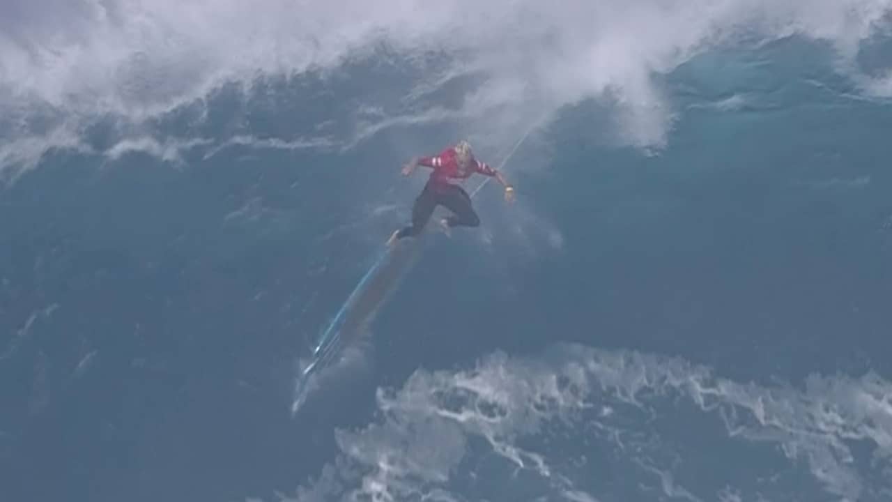 Surfers massaal overrompeld door golven tijdens toernooi in Hawaï