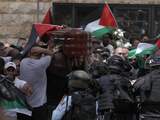 Geweld laait op bij rouwstoet voor journalist Shireen Abu Akleh in Jeruzalem