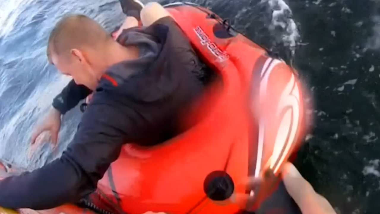 Beeld uit video: Britse kustwacht redt Engelsman uit rubberbootje op zee