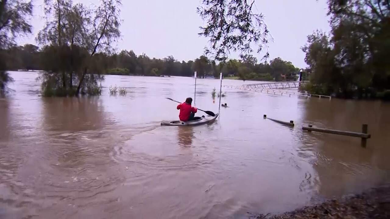 Beeld uit video: Australiërs gaan per kano over straat na zware regenval