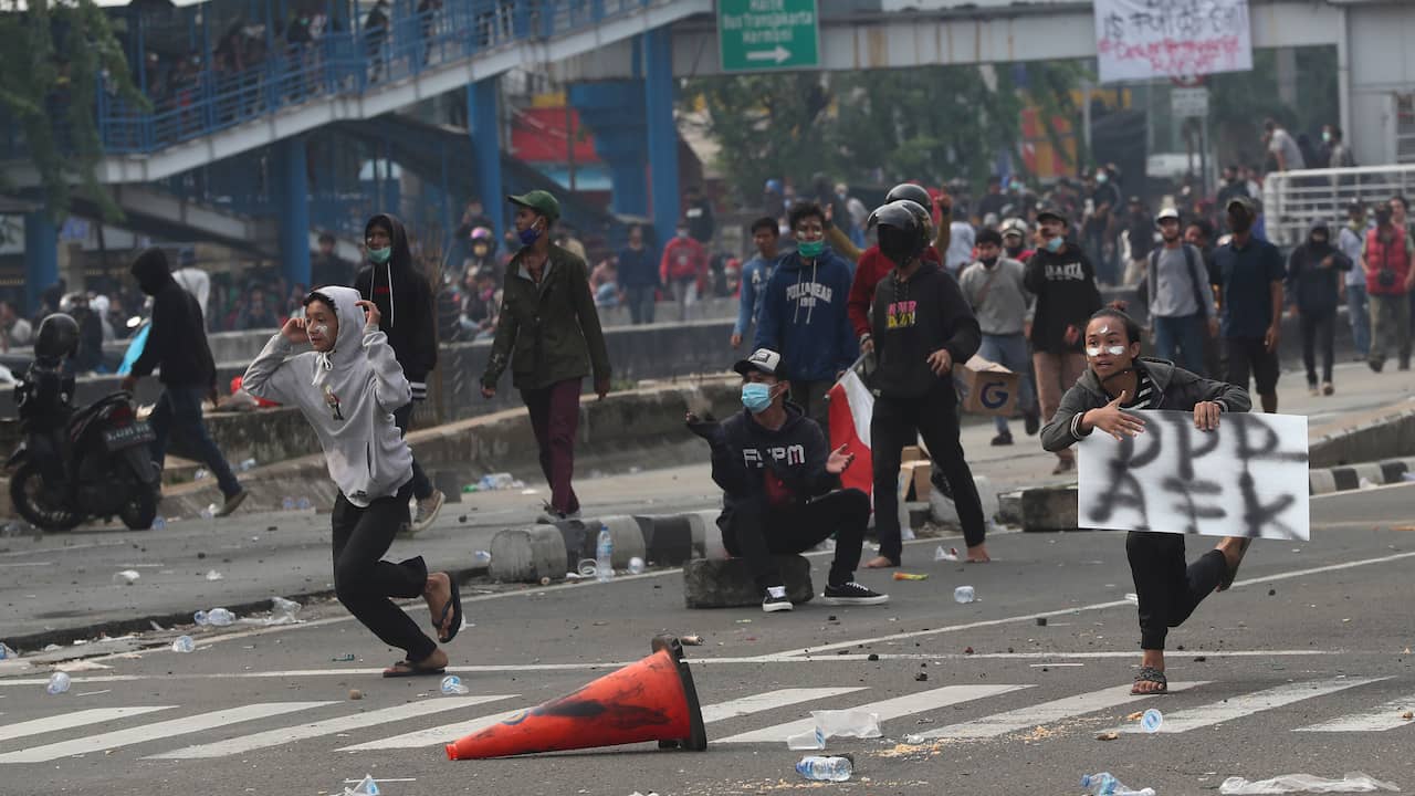 Hundreds Of Protesters In Indonesia Arrested In Protest Against Labor ...