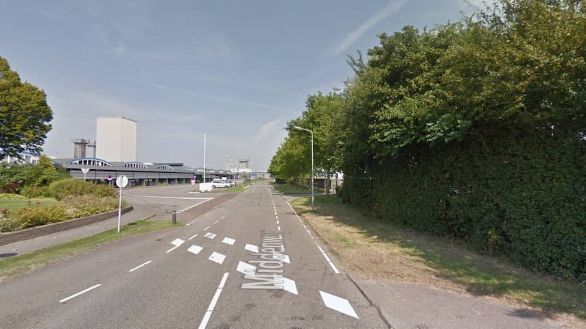Auto rijdt vermoedelijk door na aanrijding op Middenweg in Kapelle