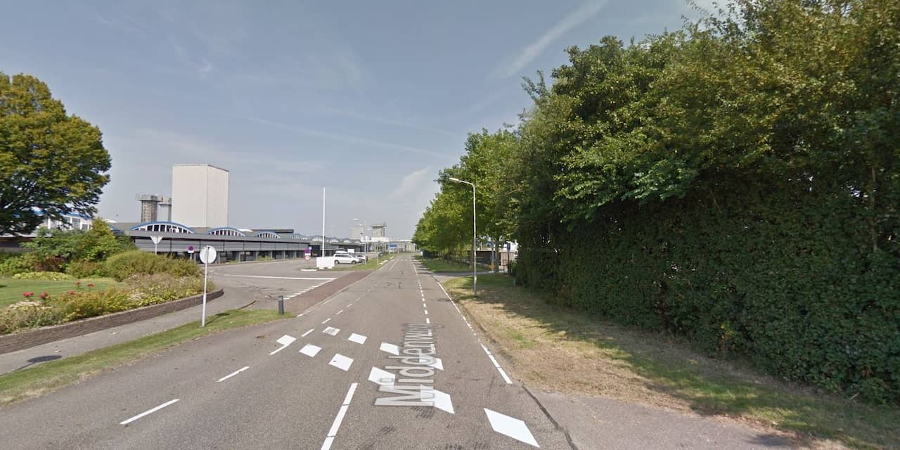 Auto rijdt vermoedelijk door na aanrijding op Middenweg in Kapelle