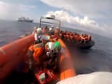 73 migranten gered van overvolle boot op Middellandse Zee