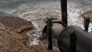 Rioolwater stroomt in zee bij Engels strand