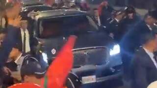 Marokkaanse koning viert overwinning op Spanje mee vanuit auto