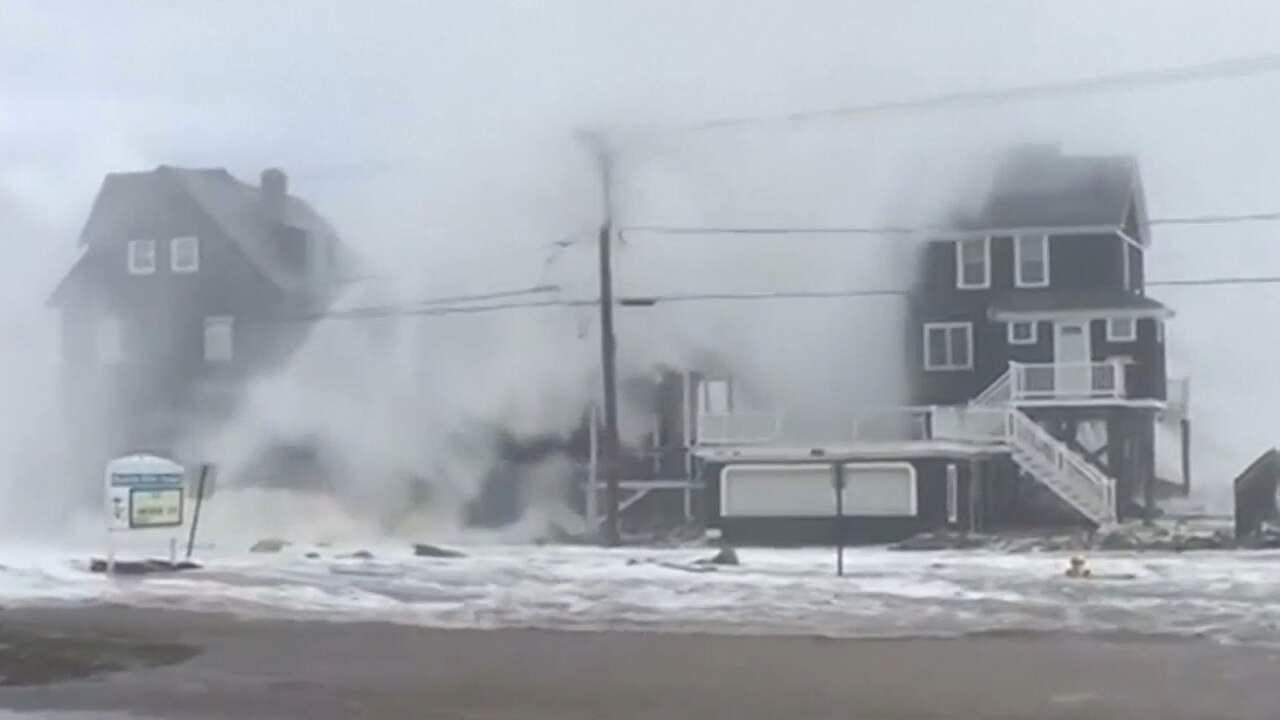 Beeld uit video: Hoge golven slaan over huizen heen in Massachusetts