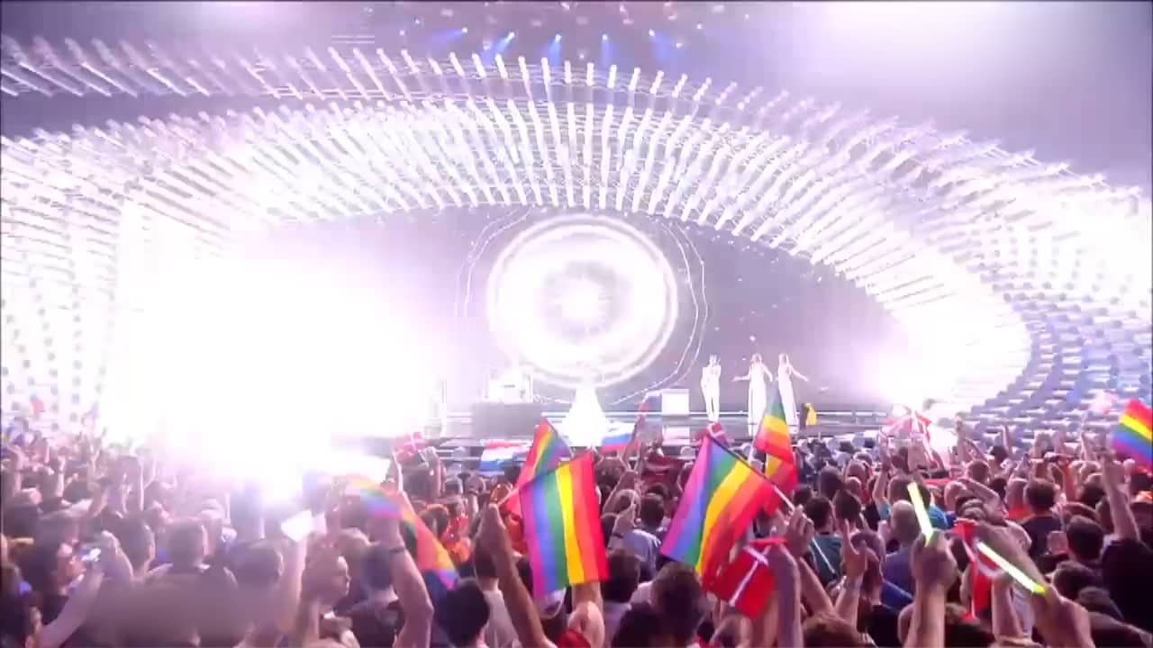 Beeld uit video: Optreden Rusland vorig jaar: mét regenboogvlaggen