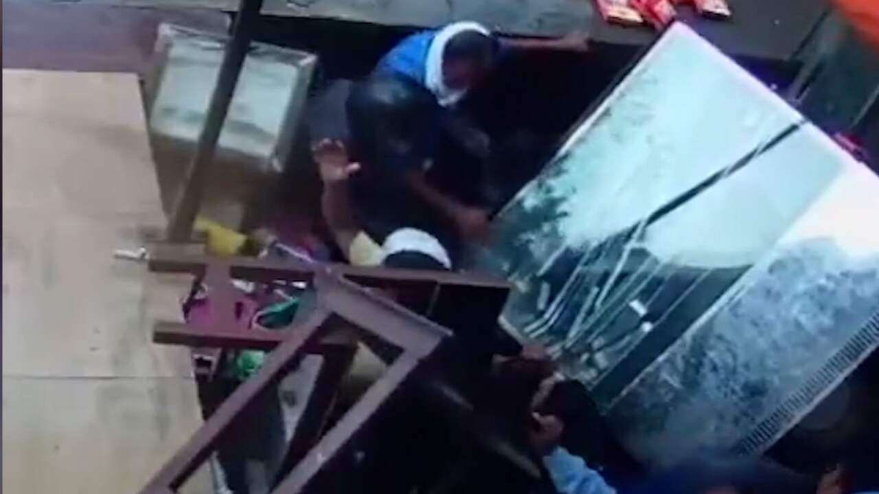 Beeld uit video: Zinkgat slokt twaalf mensen op in India