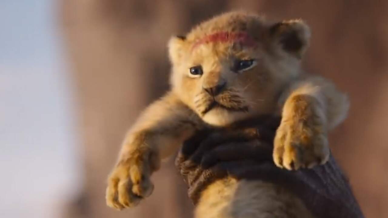 Beeld uit video: Rafiki toont Simba aan dierenrijk in nieuwe trailer Lion King
