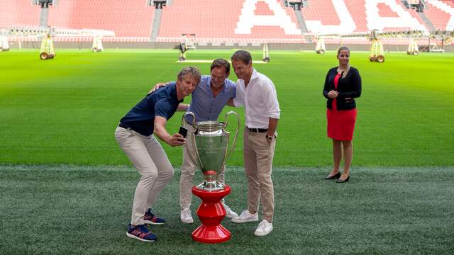 Van der Sar maakt een selfie met de cup