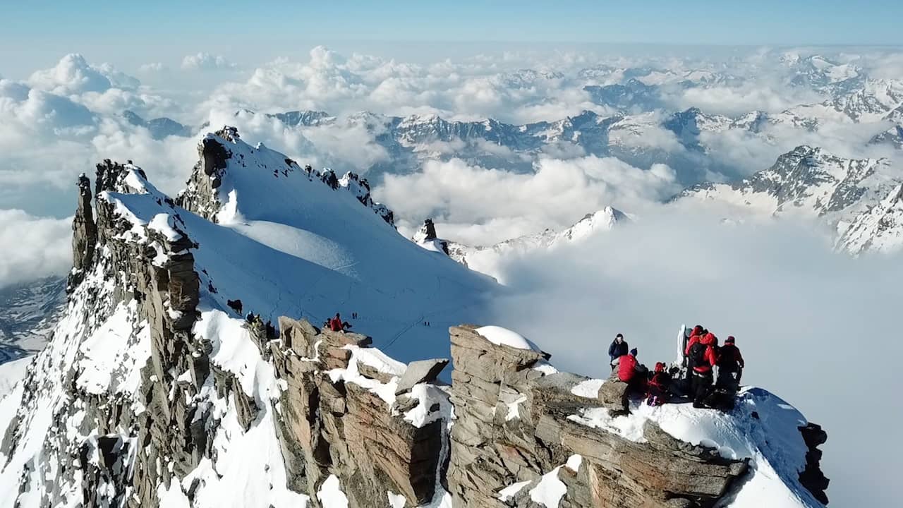 Beeld uit video: Nederlander filmt met drone bergtop Gran Paradiso