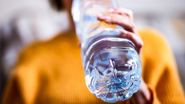 Als je sport, kun je beter water drinken dan een suikerrijk drankje.