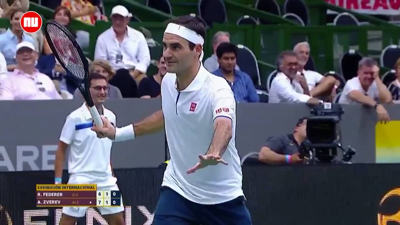 Roger Federer poseert halverwege demonstratiewedstrijd voor foto's