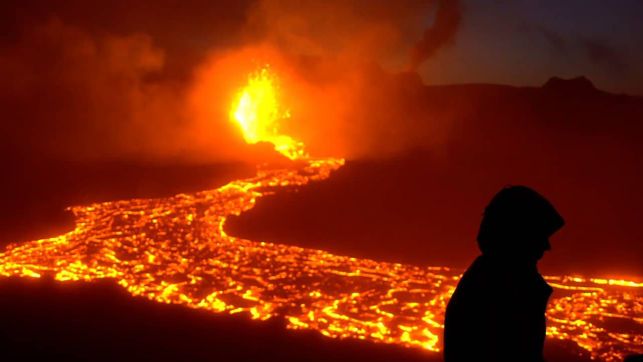 Beeld uit video: IJslandse vulkaan spuwt lava tientallen meters de lucht in