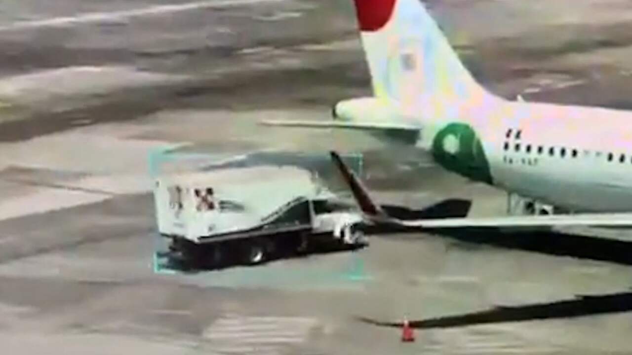 Beeld uit video: Truck botst tegen vol vliegtuig in Mexico-Stad