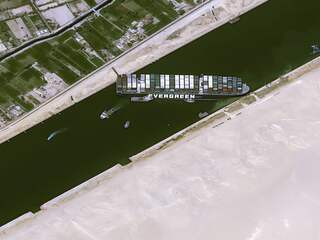 Schip in Suezkanaal zou per uur 400 miljoen dollar aan handel blokkeren