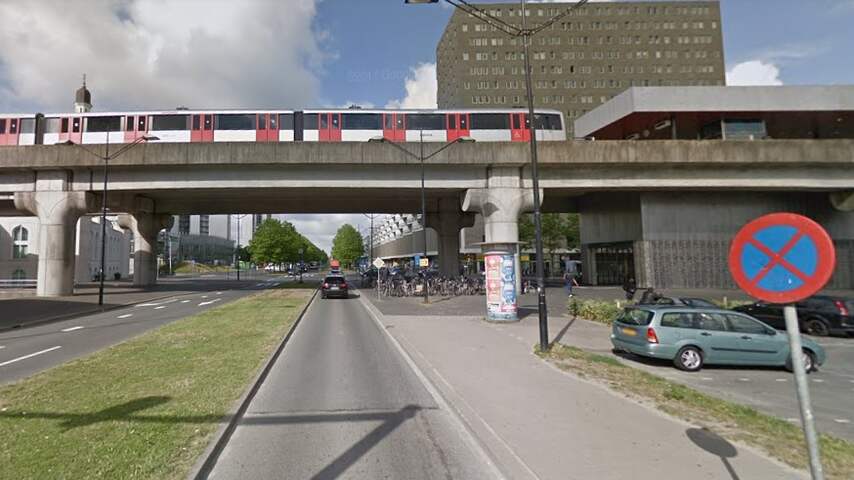 Motorrijder gewond bij aanrijding nabij metrostation Kraaiennest