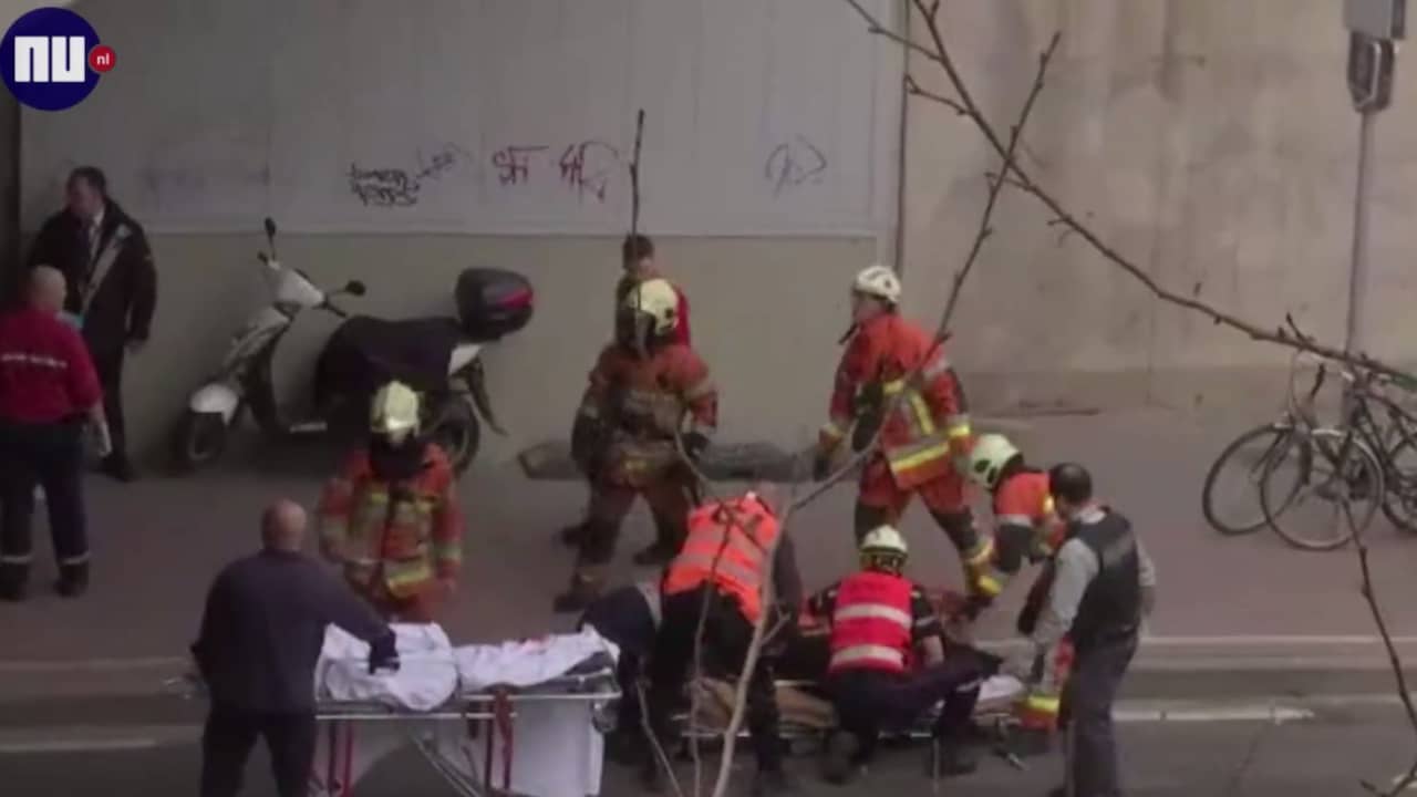Beeld uit video: Hulpdiensten arriveren na aanslag metro Brussel