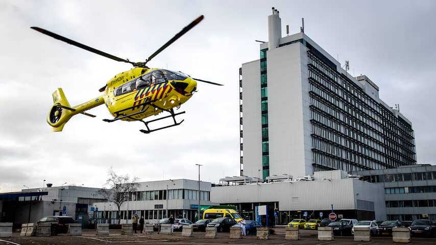 Een coronapatient wordt vanaf het Franciscus Gasthuis in Rotterdam verplaatst door middel van een traumahelikopter.