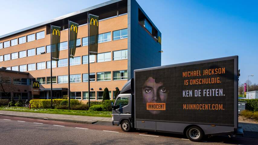 Fans Michael Jackson protesteren bij McDonald's tegen weghalen beeld