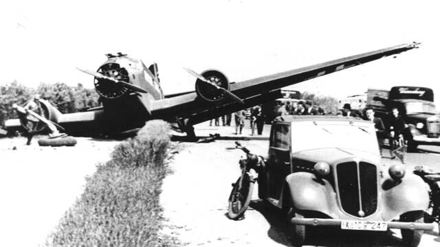 1940: Een neergeschoten Duits transporttoestel ligt op de weg tussen Rijswijk en Rotterdam.