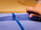 APELDOORN - Blauwe enveloppen in de printstraat van de Belastingdienst. De fiscus wil het gebruik van de papieren enveloppen terug dringen door meer zaken online te doen. ANP XTRA REMKO DE WAAL