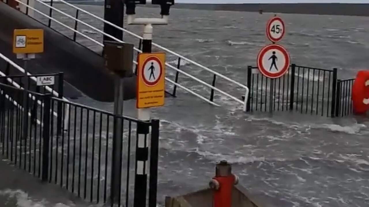 Beeld uit video: Zee stroomt over weg bij pont Ameland door harde wind